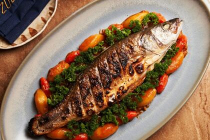 Grillezett hal friss zöldségekkel, ínycsiklandó tálalásban.