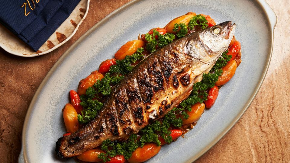 Grillezett hal friss zöldségekkel, ínycsiklandó tálalásban.
