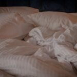 Kényelmes és puha pamut paplanhuzatok az ágyban.