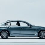 Egy kék használtautó modell az alvázszám ellenőrzésének fontosságáról