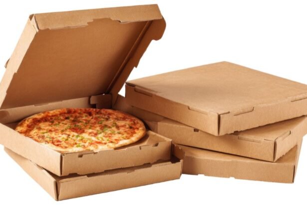 Karton pizzadobozok, egy friss pizzával a nyitott dobozban.