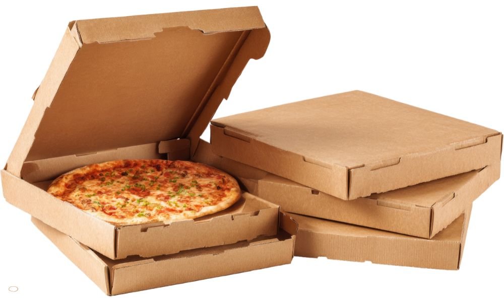 Karton pizzadobozok, egy friss pizzával a nyitott dobozban.